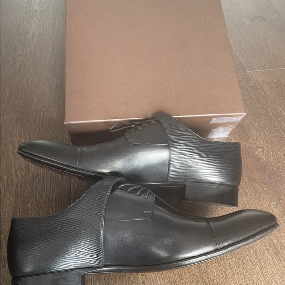 Very nice condition

Look perfectly elegant

Come with box - Picture 6 of 8